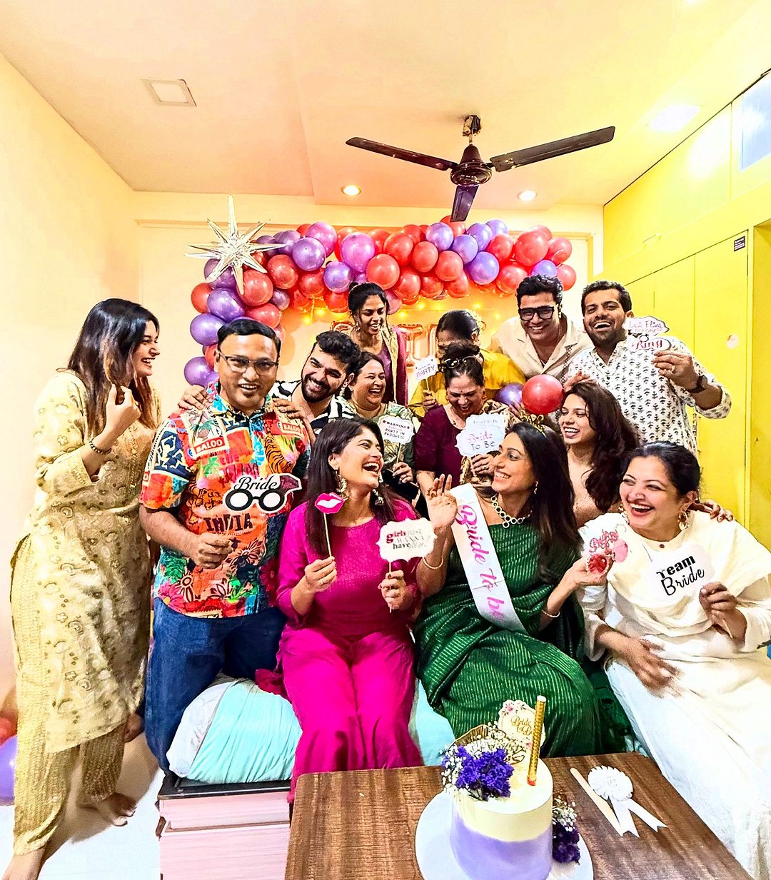 रेश्माने आजवर कधीच तिच्या प्रेमाबद्दल किंवा लग्नाबद्दल भाष्य केलं नव्हतं. त्यामुळे तिच्या केळवणाचे फोटो पाहून चाहते थोडेसे शॉक झाले आहे.