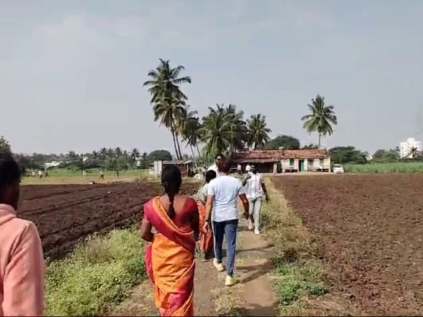 पण खाडेंनी महिलांना न जुमानता शेतामध्ये जाण्याचा प्रयत्न केला. या दरम्यान चंदनवाले कुटुंबातील एका तरुण पुढे आला. हा सुरुवातील खाडेंचा व्हिडीओ रेकॉर्ड करत होता. 