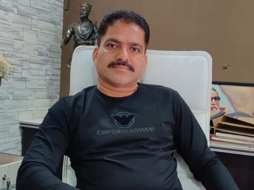 पोलिसांनी दिलेल्या माहितीनुसार, सुधाकर खाडे असं भाजपच्या पदाधिकाऱ्याचं नाव आहे. सुधाकर खाडे हे आधी मनसेमध्ये होते. अलीकडेच त्यांनी भाजपमध्ये प्रवेश केला होता. शेतीच्या वादातून त्यांची हत्या झाली असल्याचं सांगण्यात आलं आहे. 