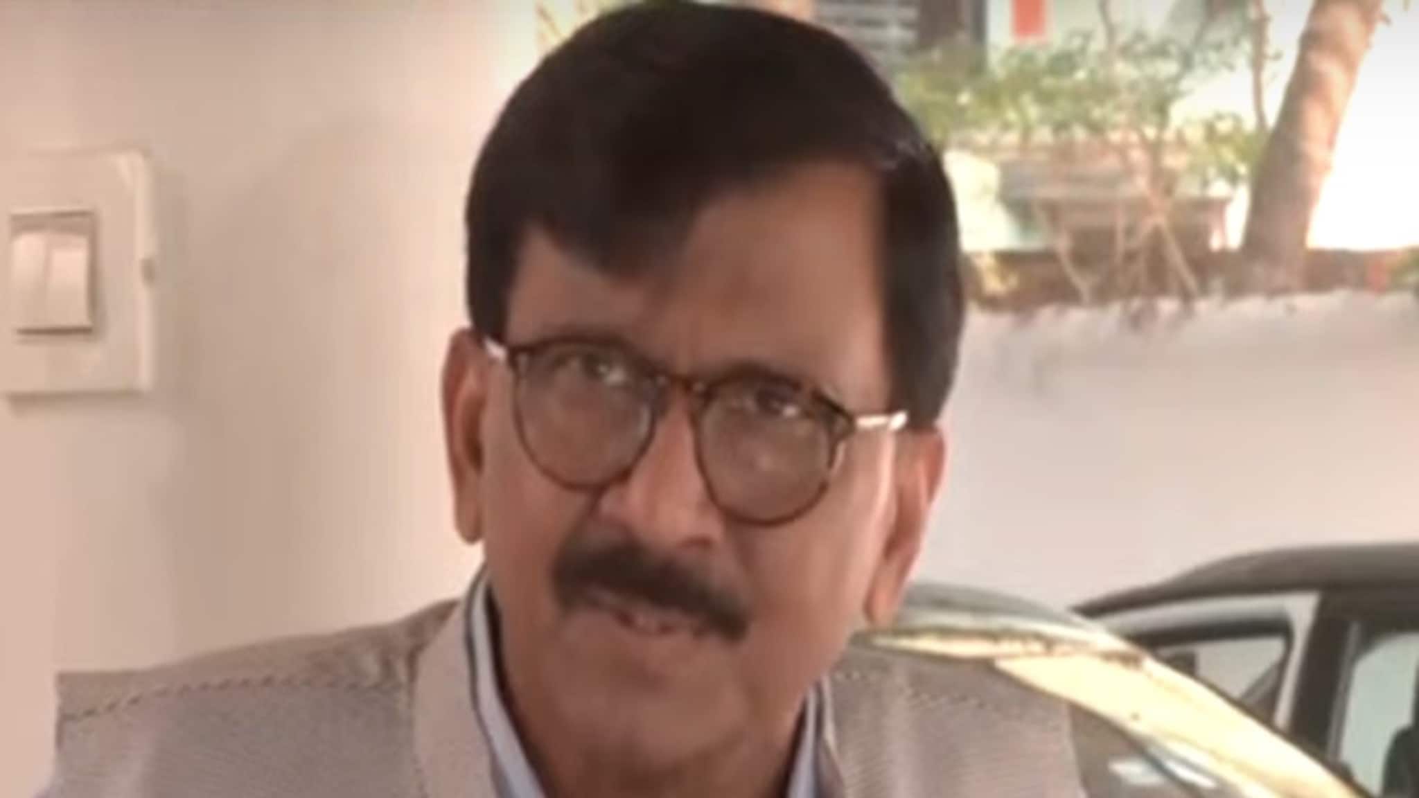 Sanjay Raut : राज ठाकरे भाजप अन् फडणवीसांची स्क्रीप्ट वाचतात, त्यांच्यावर ईडीची टांगती तलवार, राऊतांचे आरोप
