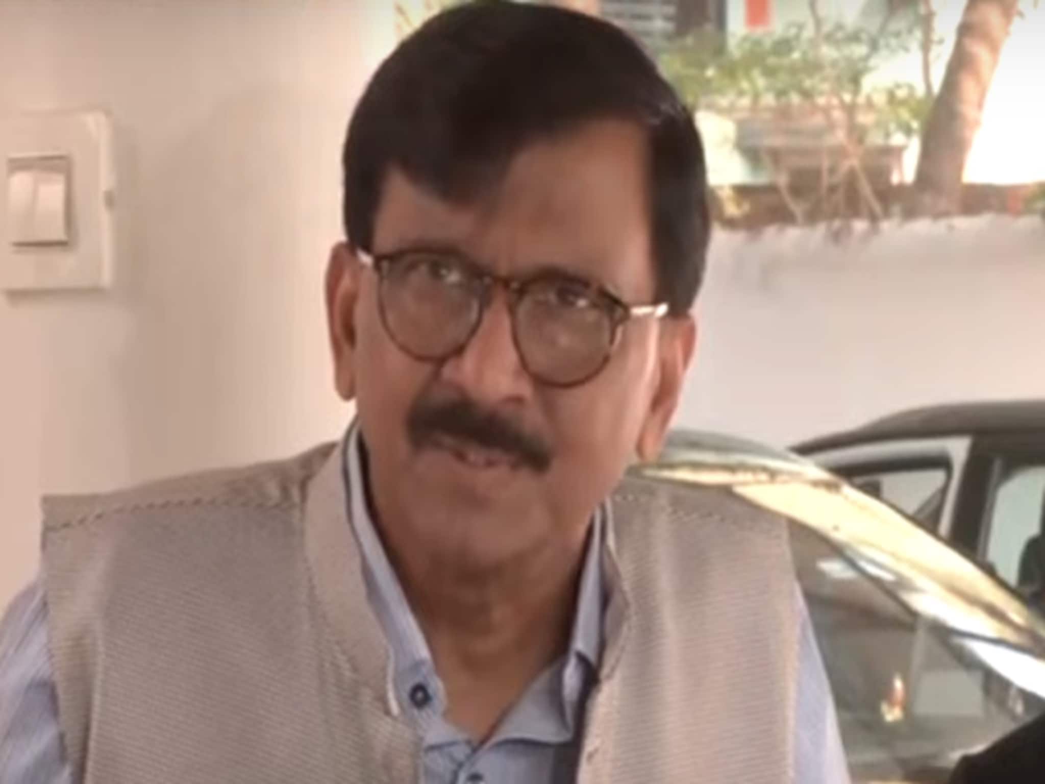 Sanjay Raut : राज ठाकरे भाजप अन् फडणवीसांची स्क्रीप्ट वाचतात, त्यांच्यावर ईडीची टांगती तलवार, राऊतांचे आरोप
