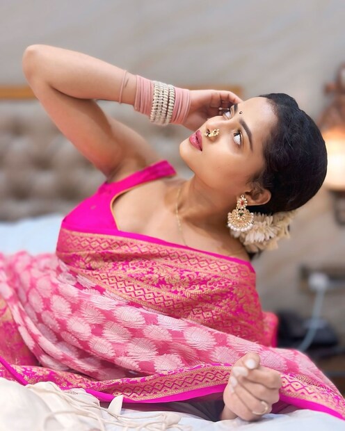 महाराष्ट्राची हास्यजत्रा फेम सर्वांची लाडकी शिवाली परब. हास्यजत्रेची संपूर्ण टीम सध्या लंडनमध्ये आहे. महाराष्ट्राची हास्यजत्रा फेम सर्वांची लाडकी शिवाली परब. हास्यजत्रेची संपूर्ण टीम सध्या लंडनमध्ये आहे.