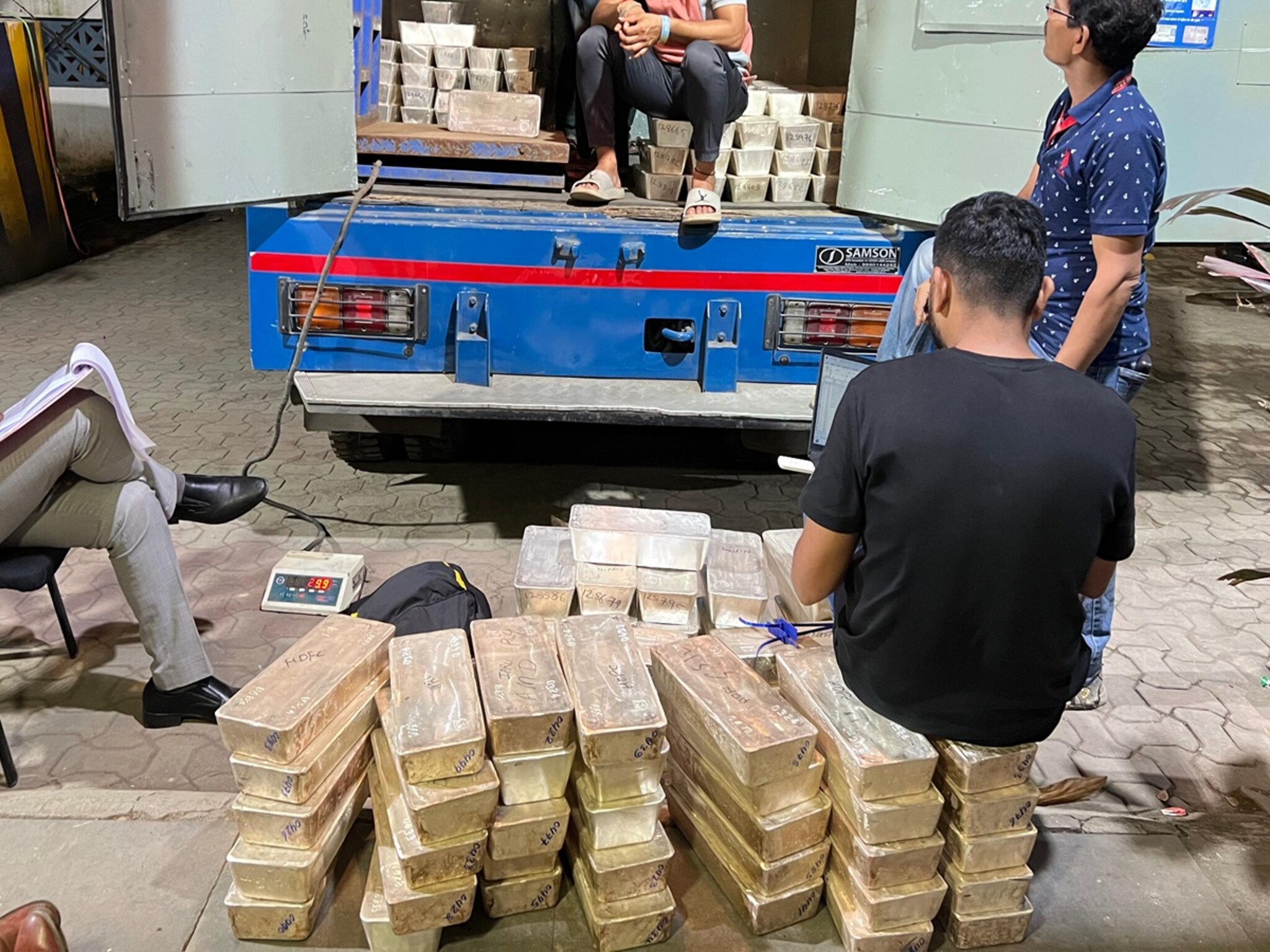 Mumbai : निवडून येण्यासाठी कायपण...! मुंबईच्या विक्रोळीत तब्बल 60 कोटींच्या चांदीच्या विटा सापडल्या