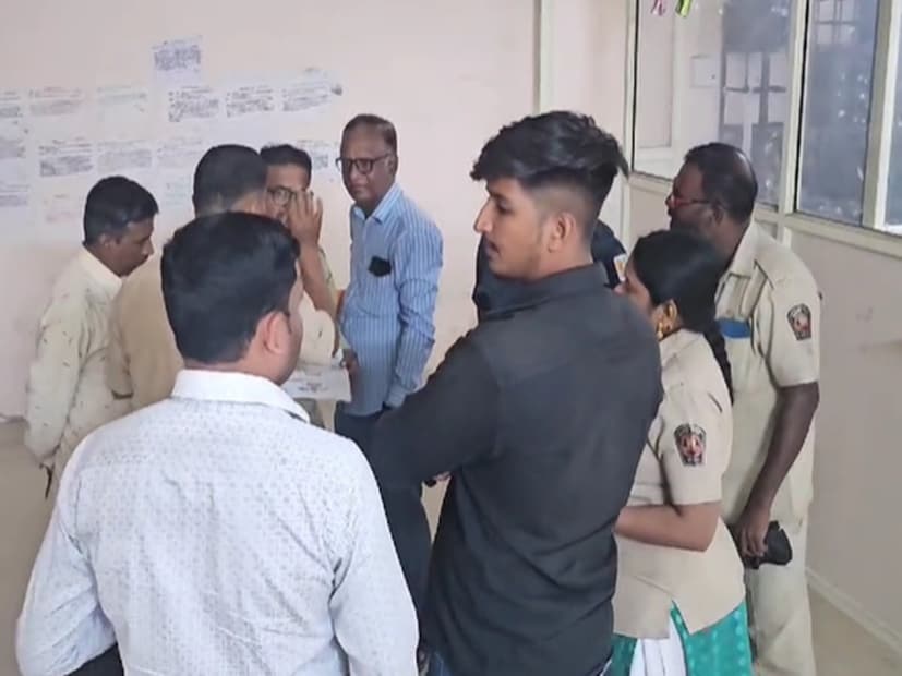 कोपरगाव आगाराची ही बस दोन दिवसांपूर्वी स्ट्रॉंग रूम पासून ईव्हीएम आणि कर्मचाऱ्यांना घेऊन गेली होती. त्यानंतर काल याच बसने कोपरगाव - वैजापूर - कोपरगाव अशा फेऱ्या मारल्या.