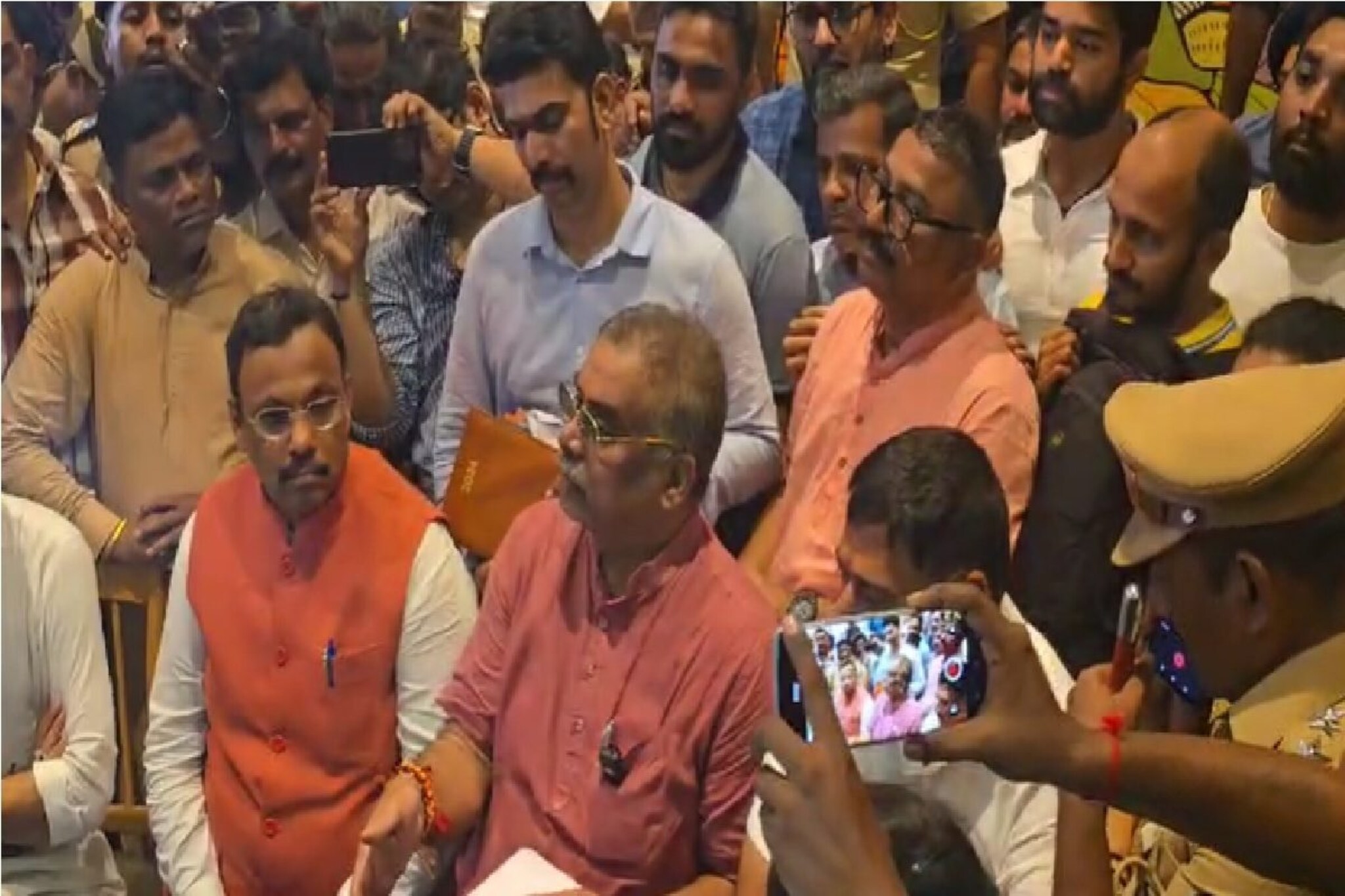 Vinod Tawde : तीन तासांच्या राड्यानंतर तावडे-ठाकुर एकत्र आले, पण पत्रकार परिषदेत