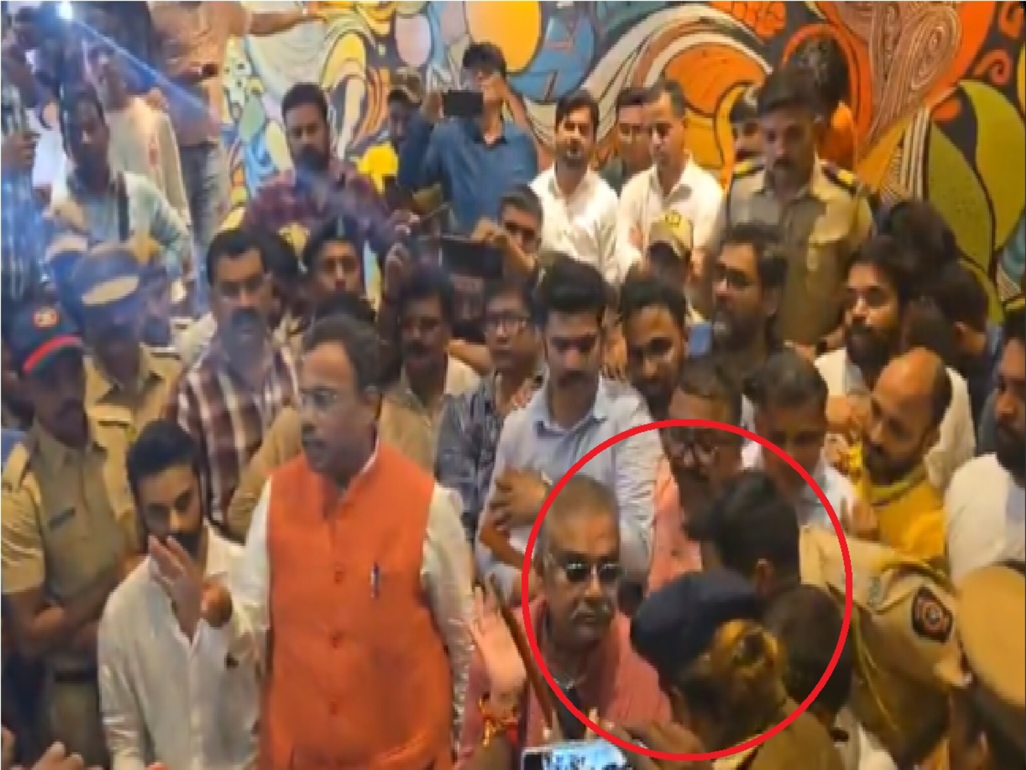 Video : विनोद तावडे आणि हितेंद्र ठाकुरांची पत्रकार परिषद सुरू असताना अचानक पोलिसांची एंट्री