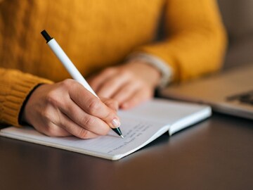 माननीय आणि आदरणीय यात फरक काय? कोणता शब्द कधी वापरावा, 99% लोकांना माहिती नाही