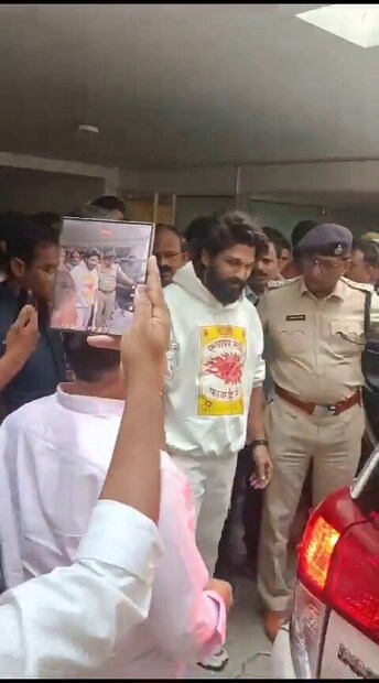 “पुष्पा 2” च्या स्क्रीनिंग दरम्यान हैदराबादच्या संध्या थिएटरमध्ये एका महिलेचा मृत्यू झाला. चित्रपटाच्या प्रदर्शनादरम्यान एका महिलेला पायदळी तुडवल्याप्रकरणी पॅन इंडियाचा स्टार अल्लू अर्जुन याला पोलिसांनी ताब्यात घेतलं आहे.