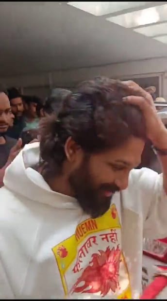 चिक्कडपल्ली पोलिसांनी आज सकाळी घरात जाऊन अल्लू अर्जुनला अटक केली.मात्र पोलिस अल्लूच्या दारात असतानाही त्याचा स्वॅग पाहायला मिळाला.