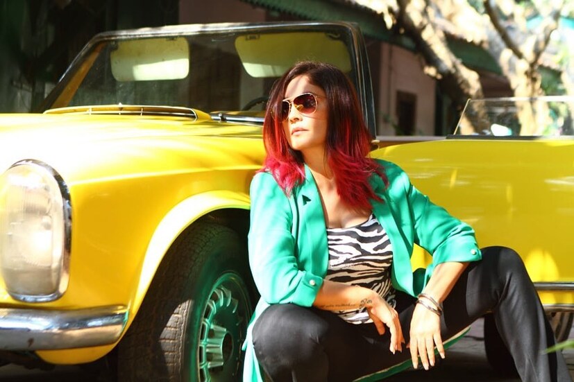 90 च्या दशकात पूजा भट्ट निर्मात्यांची पहिली पसंती होती. आपल्या सौंदर्य आणि अभिनय कौशल्याच्या जोरावर या अभिनेत्रीने स्वतःचे वेगळे स्थान निर्माण केलं होतं. तिच्या करिअरच्या सुरुवातीलाच तिने चाहत्यांच्या मनावर राज्य करायला सुरुवात केली. पण वयाच्या 24 वर्षानंतर तिचं स्टारडम कमी होऊ लागलं आणि तिने अभिनय सोडून दिग्दर्शनाच्या जगात प्रवेश केला.