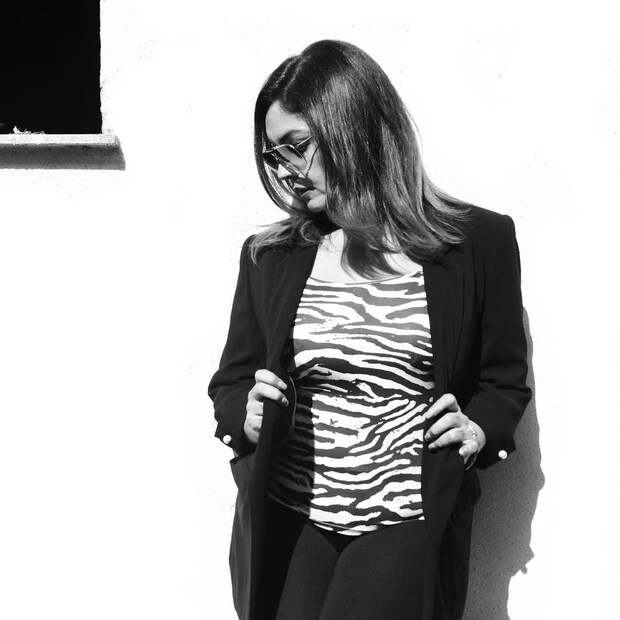 एक काळ असा होता जेव्हा पूजा भट्ट तिच्या स्पष्टवक्तेपणा, बोल्डनेस आणि हॉलिवूड लूकमुळे इंडस्ट्रीची शान होती. एका मोठ्या चित्रपट निर्मात्याची मुलगी असूनही तिनं खूप मेहनत करुन अभिनयाच्या दुनियेत नाव कमावलं. 