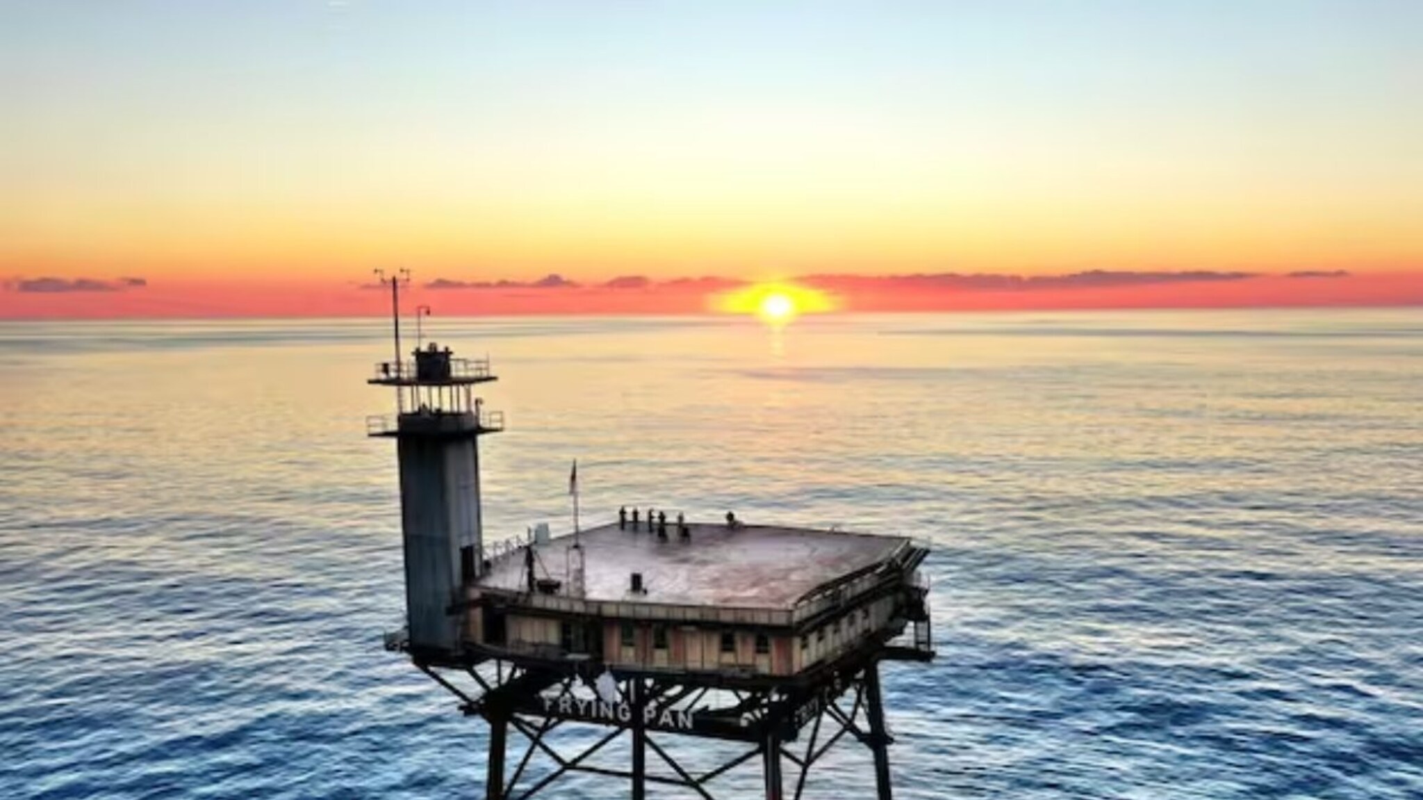 जगातलं सर्वात डेंजर हाॅटेल! जिथं गाडी किंवा बोटही जात नाही, आजूबाजूला वावरतात शार्क, धाडसी लोकांसाठी ठरते पर्वणीच