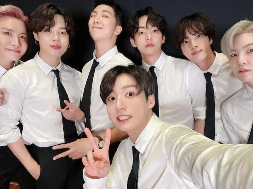 या ग्रुपमध्ये RM (Kim Namjoon) हा ग्रुप लीडर आणि रॅपर आहे. Jin (Kim Seokjin): व्होकलिस्ट आहे. Suga (Min Yoongi) रॅपर आणि गीतकार आहे. J-Hope (Jung Hoseok): रॅपर, डान्सर, आणि एनर्जी पॉवरहाऊस म्हणून ओळखला जातो. Jimin (Park Jimin) व्होकलिस्ट आणि ग्रेसफुल डान्सर आहे. V (Kim Taehyung) व्होकलिस्ट आणि मल्टी-टॅलेंटेड आहे. Jungkook (Jeon Jungkook) ग्रुपचा Golden Maknae आहे. तो मल्टिटास्कर आहे. 