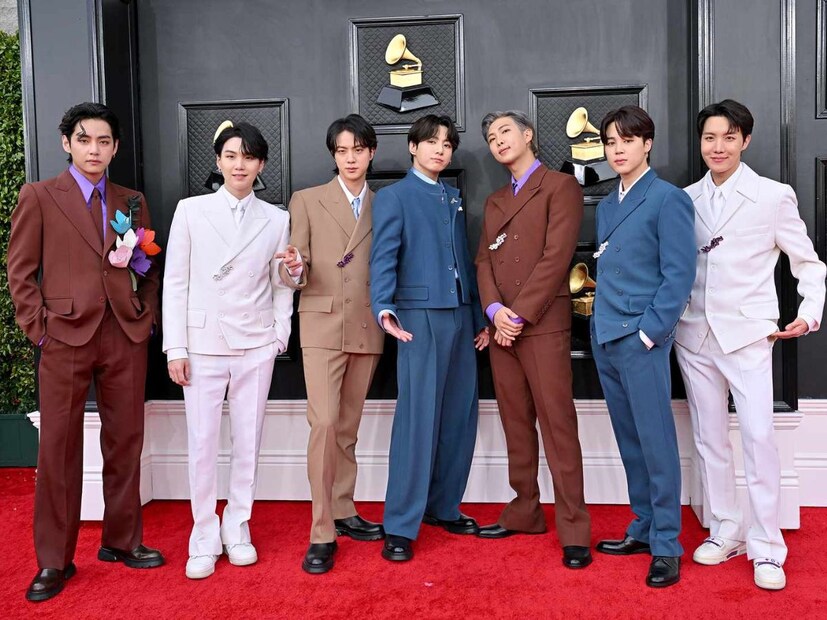 BTS हा जगातील सर्वाधिक लोकप्रिय के-पॉप ग्रुप आहे. त्यांनी अनेक राष्ट्रीय आणि आंतरराष्ट्रीय पुरस्कार जिंकले आहेत, ज्यामध्ये ग्रॅमी नॉमिनेशन्सपासून ते अमेरिकन म्युझिक अवॉर्ड्सपर्यंत अनेक मानांकने मिळाली आहेत.