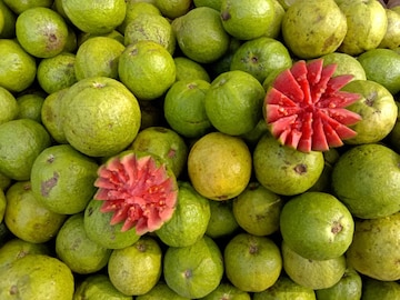 प्रतिकात्मक फोटो : लाल आणि पांढऱ्या पेरूमध्ये नेमका फरक काय? चांगला पेरू न कापता ओळखायचा कसा ?