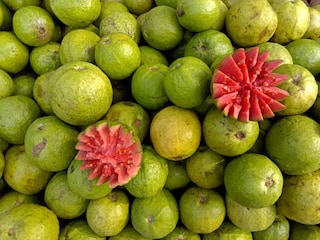 प्रतिकात्मक फोटो : लाल आणि पांढऱ्या पेरूमध्ये नेमका फरक काय? चांगला पेरू न कापता ओळखायचा कसा ? प्रतिकात्मक फोटो : लाल आणि पांढऱ्या पेरूमध्ये नेमका फरक काय? चांगला पेरू न कापता ओळखायचा कसा ?