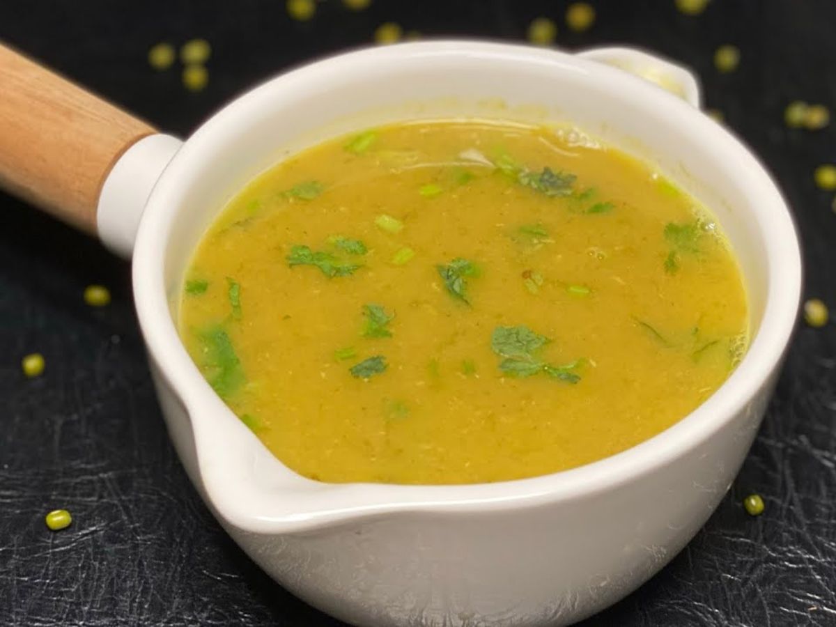 हिवाळ्यात मूगडाळीच्या विविध फायदे शरीराला होण्यासाठी सूप, स्ट्यू, करी बनवून आहारात त्याचा समावेश करू येईल.