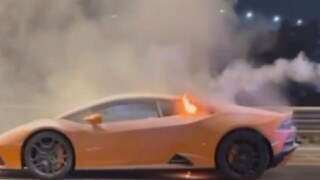 कारचं मोठं नुकसान. कारचं मोठं नुकसान.