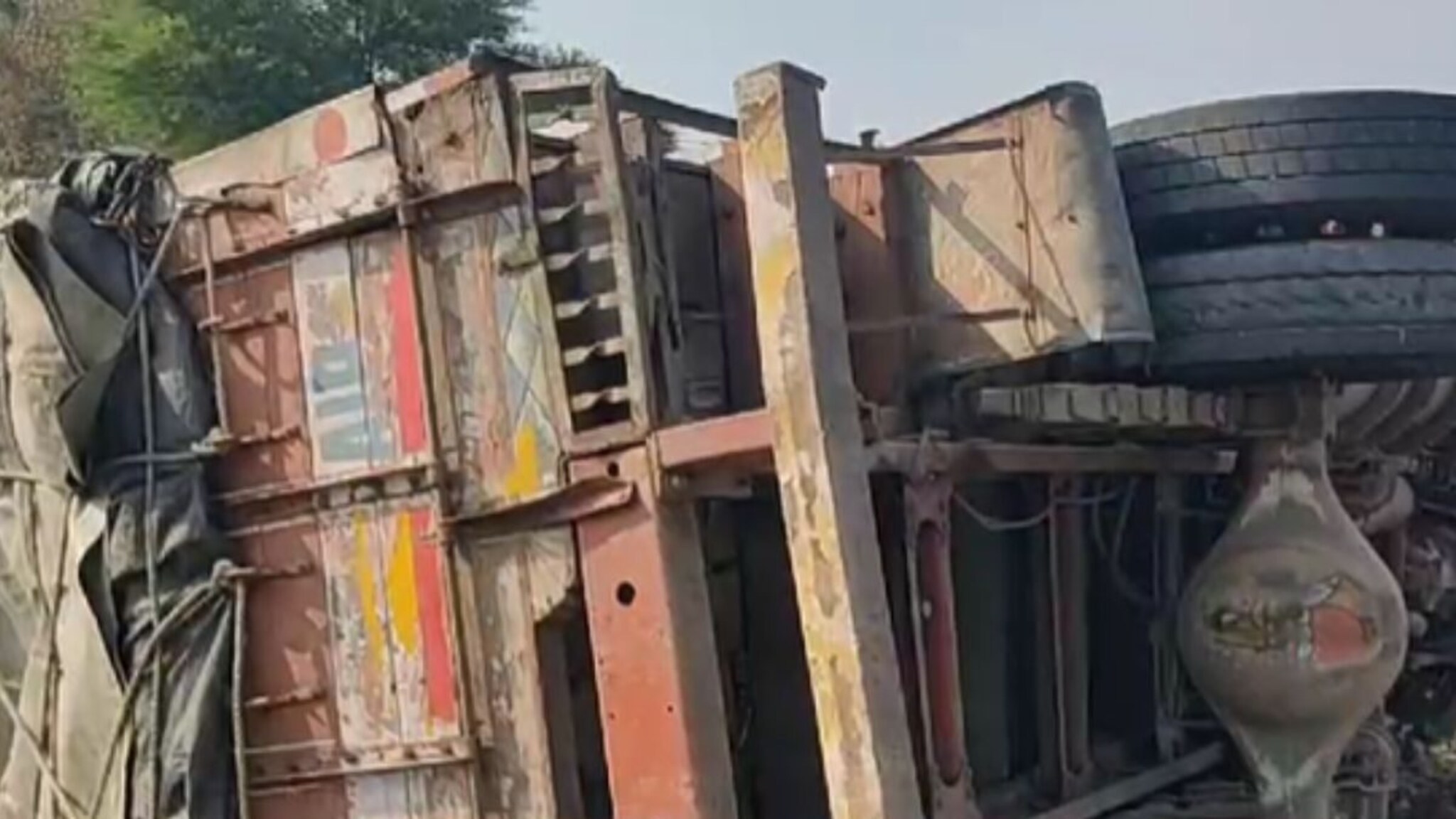 Dharashiv Accident: मुंबईनंतर धाराशिव हादरलं, भरधाव ट्रकने शाळकरी मुलाला चिरडले