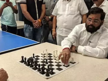 एकनाथ शिंदेंचा दादांना चेकमेट! स्वत:ची खुर्ची वाचवण्यासाठी अजित पवार दिल्लीत!
एकनाथ शिंदेंचा दादांना चेकमेट! स्वत:ची खुर्ची वाचवण्यासाठी अजित पवार दिल्लीत!