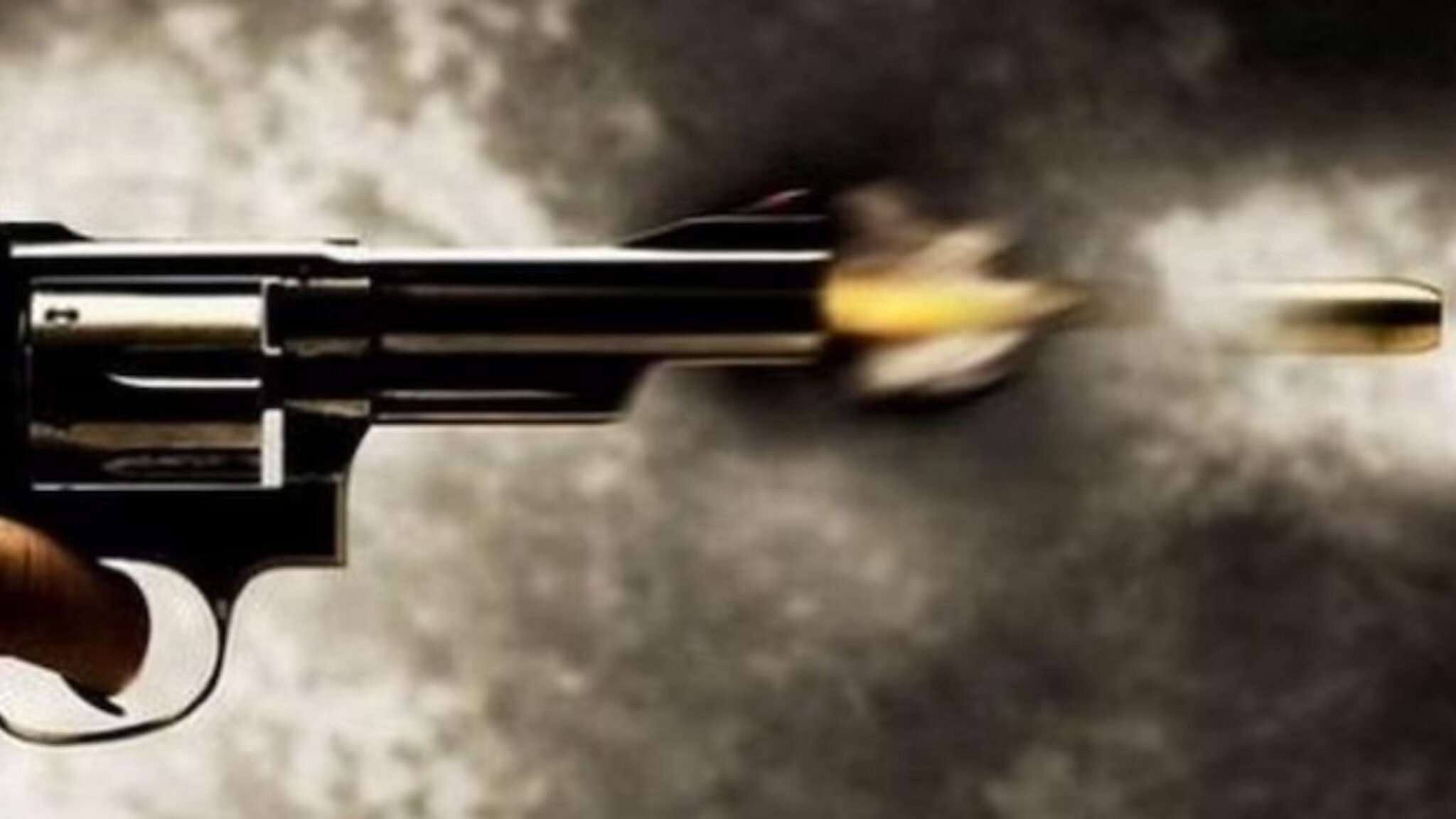 नगरमध्ये गोळीबाराचा थरार, अल्पवयीन मुलाने 2 भावांवर झाडल्या गोळ्या