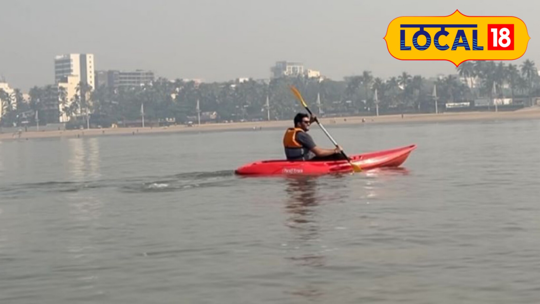 समुद्राच्या मध्यभागी जाऊन घेता येणार समुद्राचा अनुभव, जुहू चौपाटीवर कायाकिंग सुविधा सुरू, Video