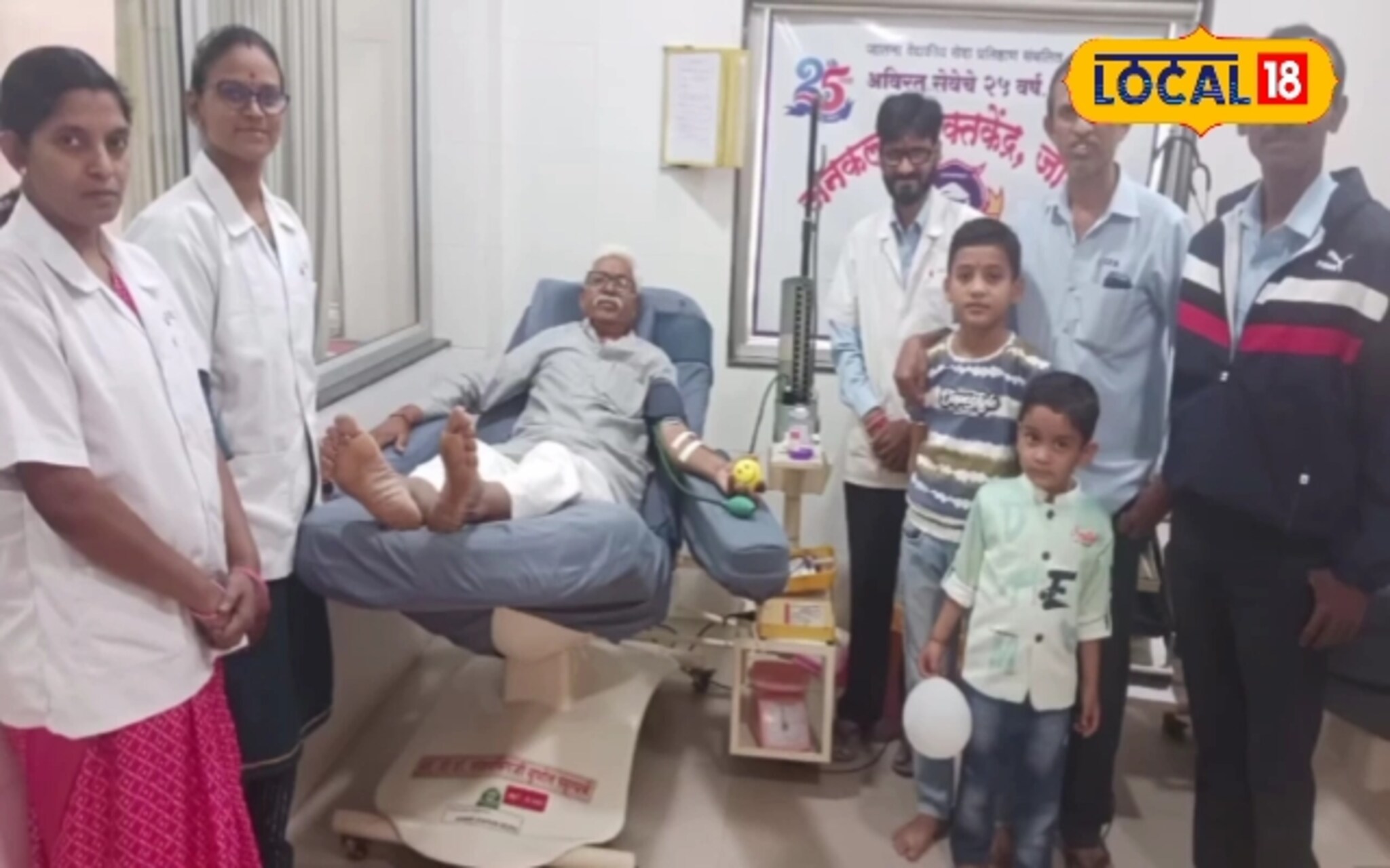 63 वर्षांच्या मुंदडा यांनी केलं तरुणालाही लाजवेल असं काम, तब्बल 124 वेळा रक्तदान