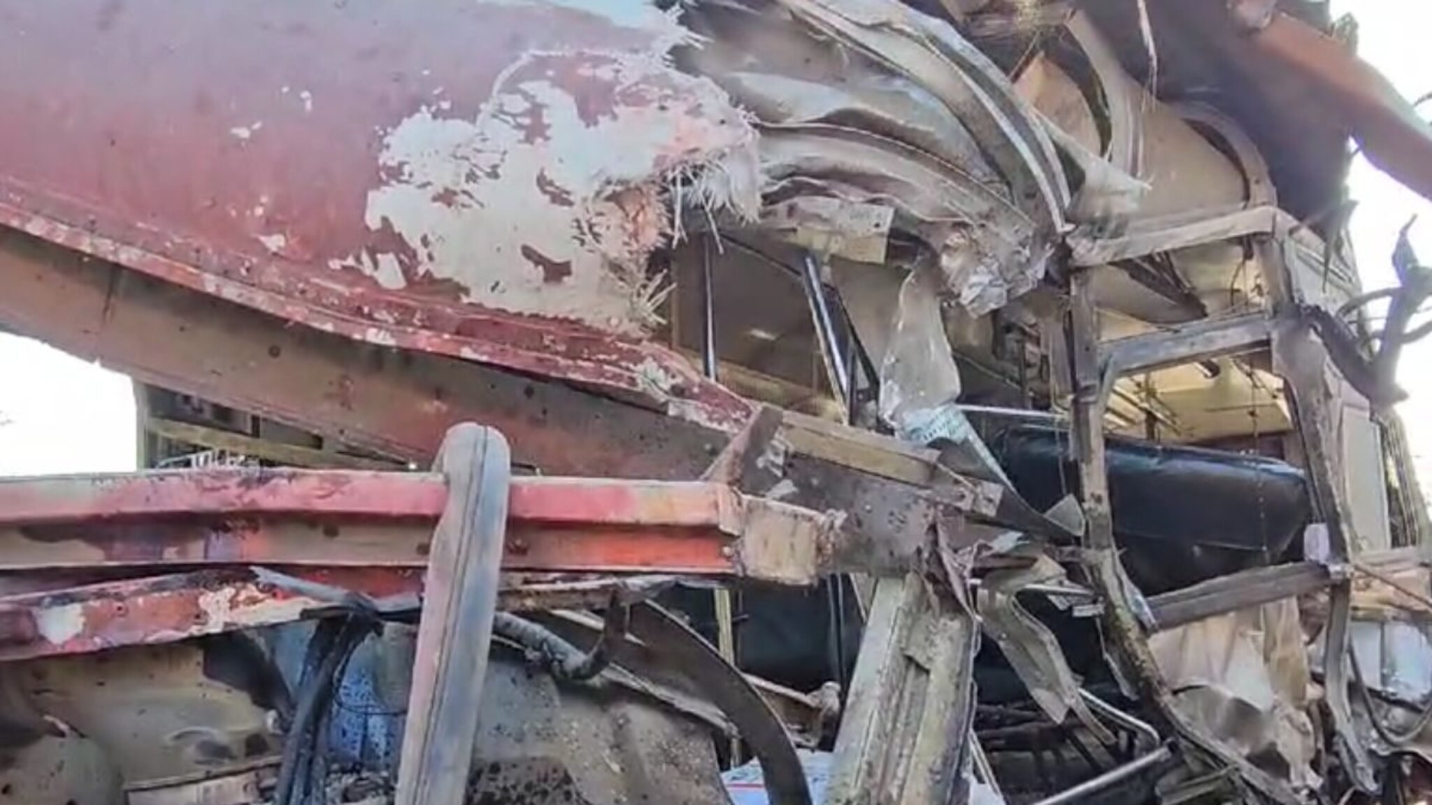 बस आणि आयशर ट्रकचा भीषण अपघात,जोरदार धडकेत वाहनांचा चक्काचूर