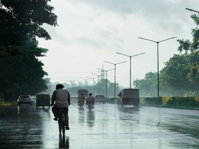 गेल्या 3 दिवसांपासून राज्यावर अवकाळी संकट घोंघावत आहे. 27 डिसेंबरला राज्यातील विविध भागांत पाऊस झाला. विदर्भातील हवामानात देखील बदल जाणवत असून काही ठिकाणी विजांच्या कडकडाटासह हलका ते मध्यम स्वरुपाचा पाऊस झाला. गेल्या 3 दिवसांपासून राज्यावर अवकाळी संकट घोंघावत आहे. 27 डिसेंबरला राज्यातील विविध भागांत पाऊस झाला. विदर्भातील हवामानात देखील बदल जाणवत असून काही ठिकाणी विजांच्या कडकडाटासह हलका ते मध्यम स्वरुपाचा पाऊस झाला.