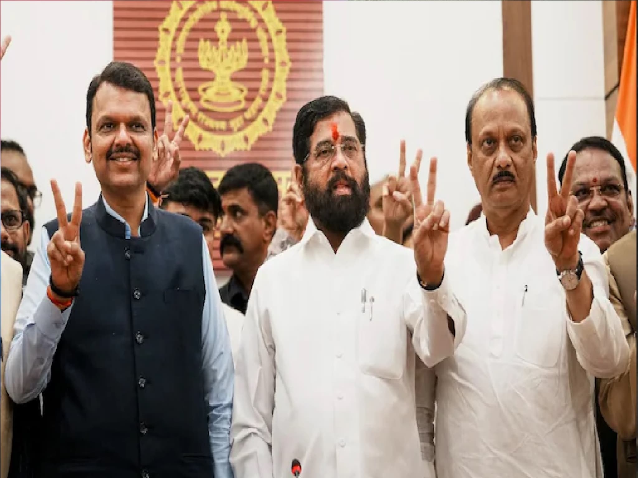 Maharashtra New CM Live Updates : महायुतीच्या नेत्यांचा राज्यापालांकडे सत्ता स्थापनेचा दावा, आता उद्या शपथविधी पार पडणार