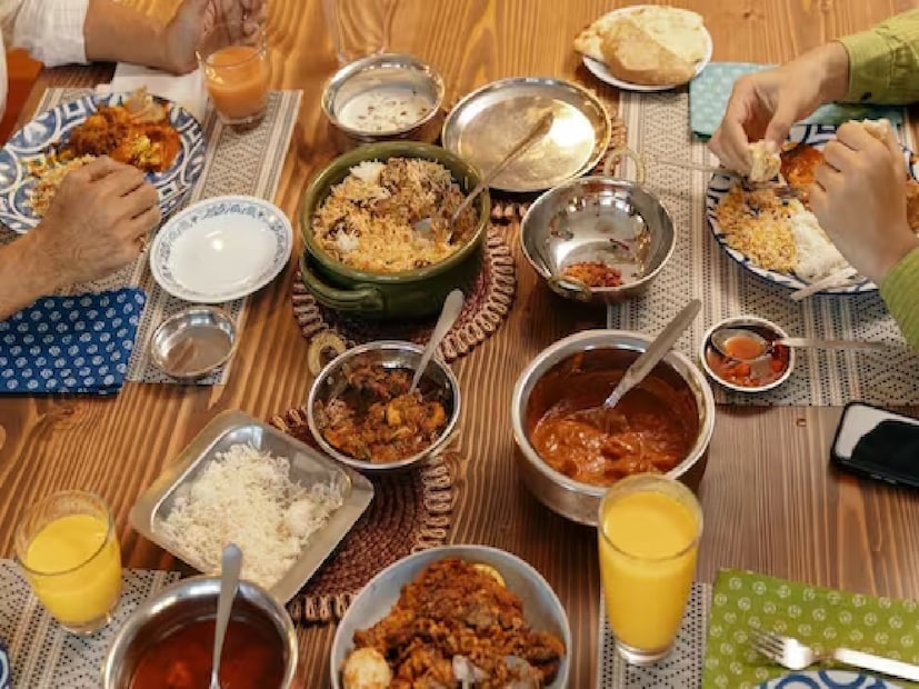 जागतिक स्तरावर भारतात सर्वाधिक शाकाहारी लोक आहेत, याचा अभिमान भारताला आहे. पण मांसाहाराचा आस्वाद घेणाऱ्या लोकांची संख्याही लक्षणीय आहे. नुकत्याच झालेल्या एका सर्वेक्षणात असं दिसून आलं आहे की भारतातील 85 टक्क्यांहून अधिक लोक मांसाहार करतात. जागतिक स्तरावर भारतात सर्वाधिक शाकाहारी लोक आहेत, याचा अभिमान भारताला आहे. पण मांसाहाराचा आस्वाद घेणाऱ्या लोकांची संख्याही लक्षणीय आहे. नुकत्याच झालेल्या एका सर्वेक्षणात असं दिसून आलं आहे की भारतातील 85 टक्क्यांहून अधिक लोक मांसाहार करतात.