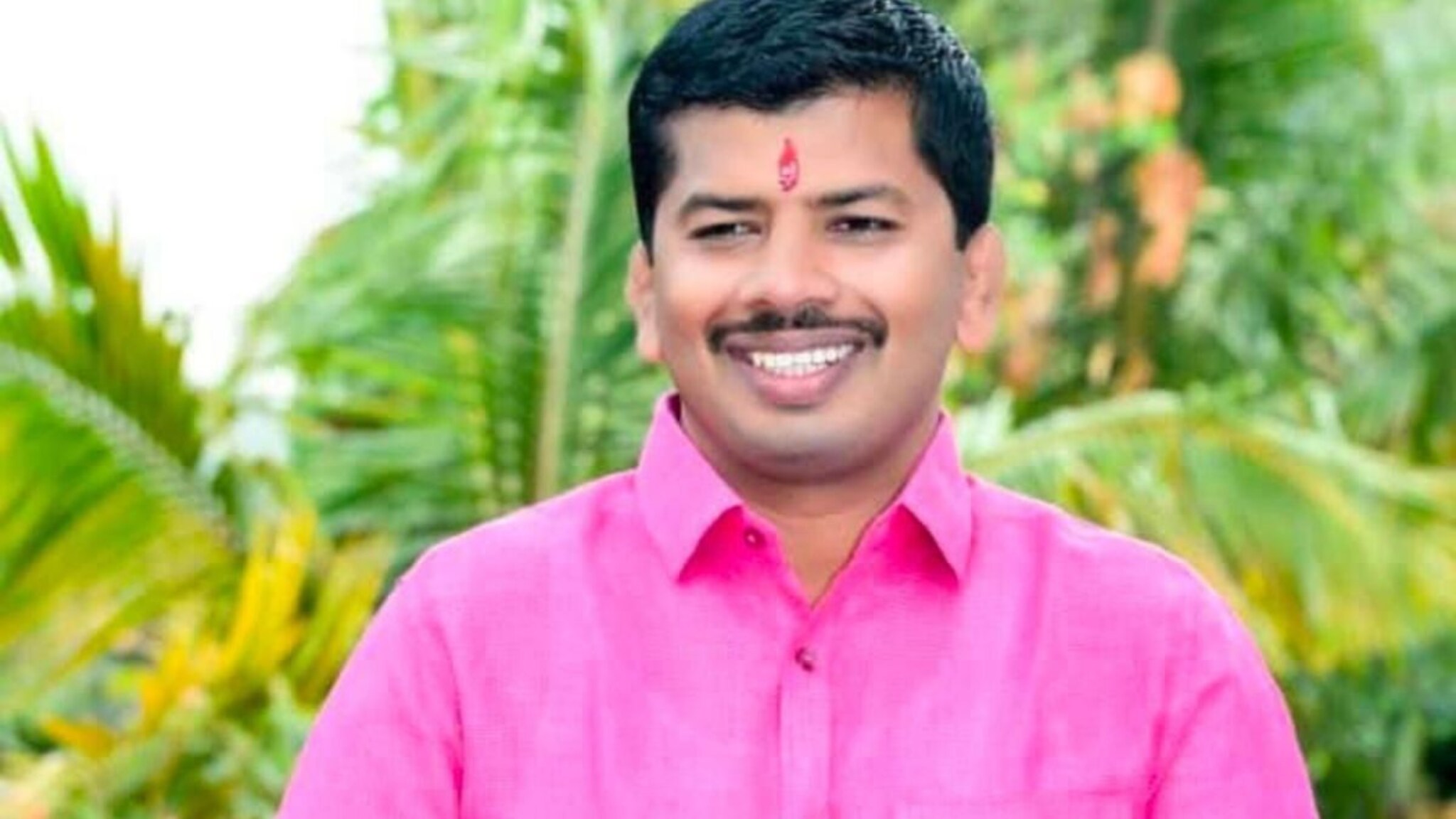 आजच विषय संपवणार'; पारनेरमध्ये नगरसेवकने  पंचायतीच्या ऑफिसमधून देवस्थनाच्या ट्रस