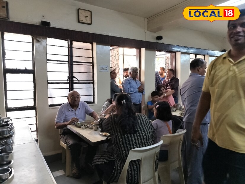 पुण्यात अनेक जुने प्रसिद्ध ठिकाणे पाहायला मिळतात. या ठिकाणी जेवणासाठी चक्क खवय्यांच्या रांगा लागलेल्या पाहायला मिळतात. याच ठिकाणांपैकी पुण्यातील सदाशिव पेठेतील पूना बोर्डिंग हाऊस आहे.घरगुती खानावळ पद्धतीने सुरू झालेला हा व्यवसाय 101 वर्षांपर्यंत पोहोचला आहे. पुण्यात अनेक जुने प्रसिद्ध ठिकाणे पाहायला मिळतात. या ठिकाणी जेवणासाठी चक्क खवय्यांच्या रांगा लागलेल्या पाहायला मिळतात. याच ठिकाणांपैकी पुण्यातील सदाशिव पेठेतील पूना बोर्डिंग हाऊस आहे.घरगुती खानावळ पद्धतीने सुरू झालेला हा व्यवसाय 101 वर्षांपर्यंत पोहोचला आहे.