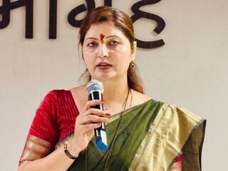 रुपाली चाकणकरांविरोधात सरकारमधूनच मोर्चेबांधणी? विरोधकही सरसावले 
