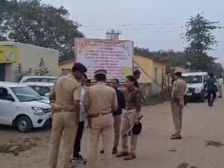 EVM विरोधात बॅलेटवर मतदान, पोलिसांचा बंदोबस्त, जमावबंदीचे आदेश, मारकडवाडीत आज काय होणार?
EVM विरोधात बॅलेटवर मतदान, पोलिसांचा बंदोबस्त, जमावबंदीचे आदेश, मारकडवाडीत आज काय होणार?