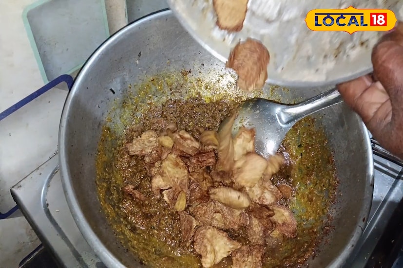 मसाला तयार झाला की, त्यात चिप्स घालायचे. ते परतवून घ्यायचे. तुम्ही यात रस्सा बनवण्यासाठी गरम पाणी सुद्धा वापरू शकता. त्यामुळे भाजी आधिक टेस्टी बनते. त्यात पाणी घालून घ्यायचे. तुम्हाला हवा तसा रस्सा तुम्ही बनवू शकता पातळ पाहिजे असल्या जास्त पाणी घाला. त्यानंतर त्याला उकळी येऊ द्यायची आहे. झाकण ठेवून उकळी काढून घ्या.