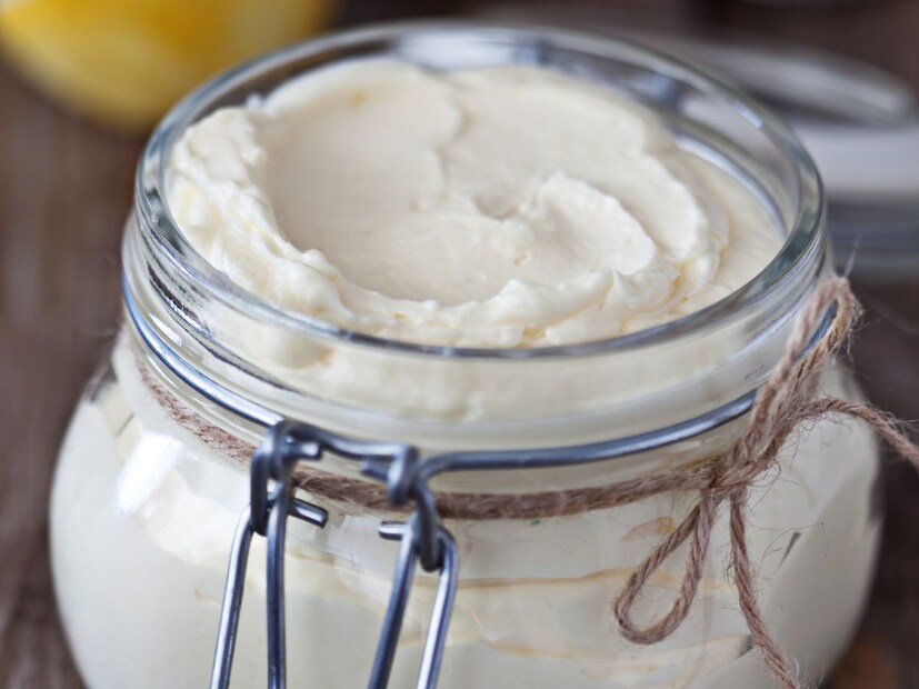 हिवाळ्यात दही लावण्याचा सर्वोत्तम मार्ग म्हणजे कॅसरोल पद्धतीचा वापर. कॅसरोलची रचना उष्णता टिकवून ठेवण्यासाठी केली जाते ज्यामुळे दूध उबदार राहायला मदत होते. कॅसरोल पद्धतीने दही लावण्यासाठी आधी दूध उकळून घ्या. थोडं थंड झाल्यानंतर त्यात 1-2 चमचे दूध पावडर टाकून ते चांगलं मिसळून घ्या. जर तुम्ही म्हशीचं किंवा फुल क्रीम दूध वापरत असाल तर तुम्हाला दूध पावडर टाकण्याची गरज नाहीये. यानंतर या दुधात 1 चमचा दही टाकून पुन्हा दूध व्यवस्थित ढवळून घ्या. ज्या भांड्यात तुम्हाल दही बनवायचं आहे त्या भांड्यात हे दूध ओतून त्यावर झाकण ठेऊन द्या.