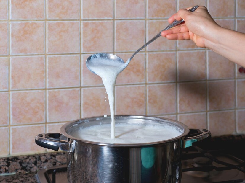 उत्तम दही तयार होण्यासाठी दुधाचं तापमान योग्य असणं गरजेचं आहे. दूध खूप थंड किंवा खूप गरम असेल तर दही तयार होण्यात अडचणी येतील. त्यामुळे दूध उकळवल्यानंतर ते पूर्ण थंड होण्याची वाट पाहू नका. दूध कोमट असताना त्यात एक चमचा दही टाका. दूध व्यवस्थित ढवळून घ्या. त्यामुळे योग्य पद्धतीने दही जमायला मदत होईल. 