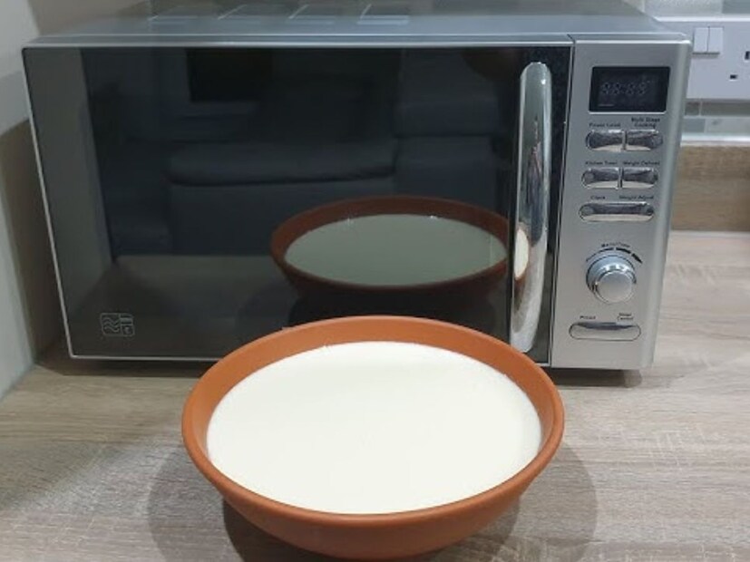 हिवाळ्यात ओव्हनमध्ये दही बनवणं हा एक उत्तम पर्याय ठरू शकतो. पण यासाठी तुम्हाला ओव्हन फ्रेंडली किंवा मातीचं भाडं वापरावं लागेल. कोमट दूध मातीच्या भांड्यात घ्या. त्यात दही टाकून ते नीट ढवळून घ्या. यानंतर त्याला फॉइल पेपरने झाकून 80 डिग्री टेपरेचर सेट करून ३० मिनिटं गरम करा. 30 मिनिटानंतर फॉईल पेपर काढून दही गोठलंय की नाही हे तपासून ते भांडं फ्रिजमध्ये ठेवा. 