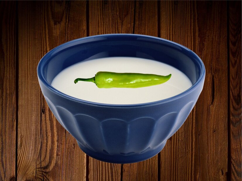 ऐकून आश्चर्य वाटेल मात्र हे खरं आहे. हिवाळ्यात दही बनवण्यासाठी तुम्ही मिरची वापर करू शकता. आधी दूध व्यवस्थित गरम करून घ्या. ते कोमट झाल्यानंतर त्यात 1 चमचा दही टाकून दूध व्यवस्थित ढवळून घ्या. एक हिरवी मिरची धुवून ते कपड्याने पुसून दुधात टाका. मिरचीचं देठ व्यवस्थित असेल याची खात्री करा. दुधाच्या भांड्याला धक्का लागणार नाही अशा ठिकाणी ठेवा. उत्तमरितीने दही जमून येईल. 