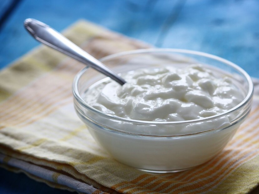 हिवाळ्यात दही बनवताना काही अडचणींचा सामना करावा लागतो. जशी जशी थंडी वाढू लागते तसतसं दही जमण्यात अनेक अडचणी येतात. कधी दह्यात जास्त पाणी राहून ते पातळ होतं तर कधी ते अजिबातच जमत नाही. 