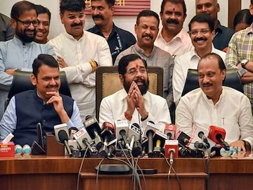 भाजपचे 'सोशल इंजिनिअरिंग',फडणवीसांच्या नावाची घोषणा करताना साधलं करेक्ट टायमिंग