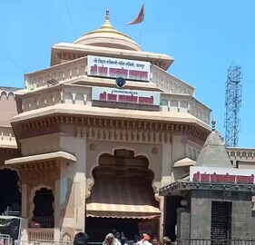 Pandharpur: विठ्ठल रुक्मिणी मंदिराला तब्बल 30 किलो चांदीचा दरवाजा, प्रवेशद्वार Pandharpur: विठ्ठल रुक्मिणी मंदिराला तब्बल 30 किलो चांदीचा दरवाजा, प्रवेशद्वार