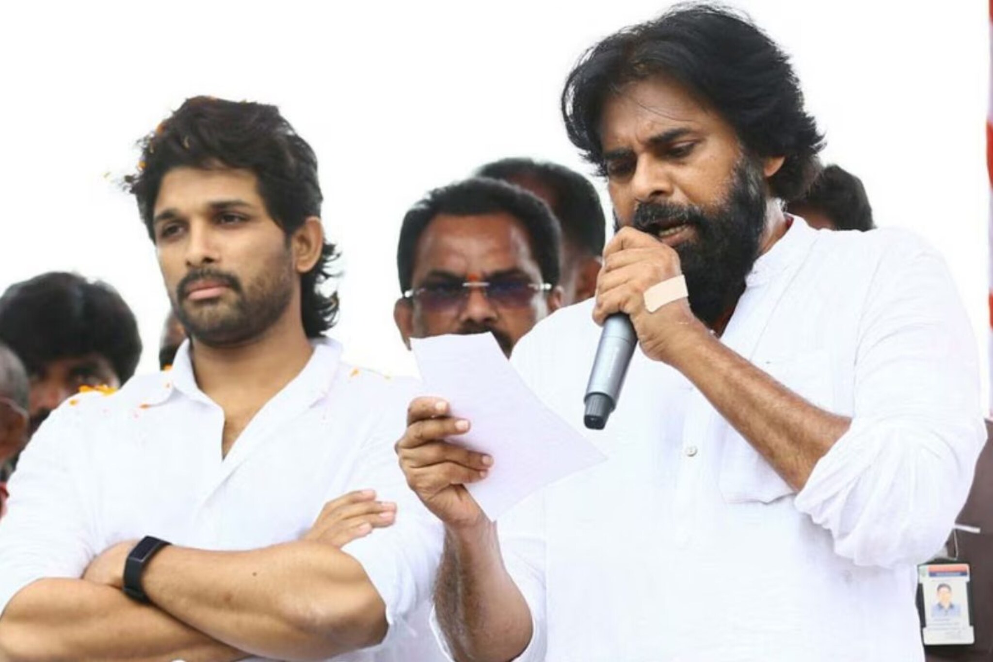 ...त्याचं चुकलंच, अल्लू अर्जुन प्रकरणी पवन कल्याण यांची मुख्यमंत्र्यांना साथ