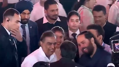 देवेंद्र फडणवीसांच्या शपथविधी सोहळ्याला अंबानी कुटुंबाची हजेरी देवेंद्र फडणवीसांच्या शपथविधी सोहळ्याला अंबानी कुटुंबाची हजेरी