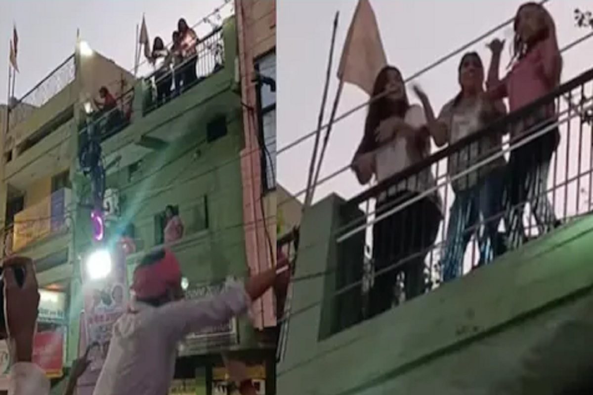 सब इंतज़ार कर रहे थे लेकिन दूल्हा नहीं आया; दुल्हन के पिता ने फोन किया और जब उन्हें कारण पता चला तो वह हैरान रह गए सब इंतज़ार कर रहे थे लेकिन दूल्हा नहीं आया; दुल्हन के पिता ने फोन किया और जब उन्हें कारण पता चला तो वह हैरान रह गए