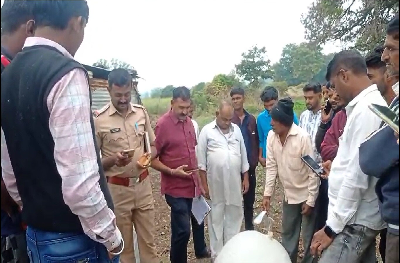 खरं तर अंचरवाडीत सोमवारी आकाशात पांढऱ्या फुग्यासारखी वस्तु आकाशात दिसून आली होती. ही वस्तु जमिनीवर पडताच ग्रामस्थांनी हाती एक यंत्र लागलं आहे.