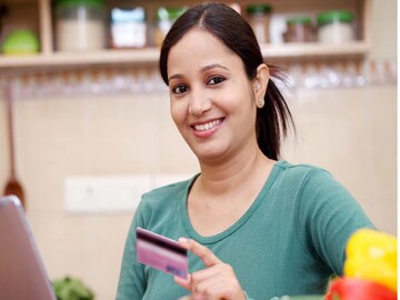 गृहिणी क्रेडिट कार्ड अप्लाय करु शकतात का? बँकेचे नियम घ्या जाणून