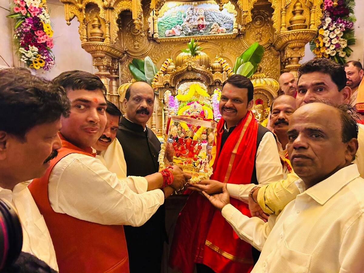 या शपथविधी आधी देवेंद्र फडणवीस दादरच्या सिद्धीविनायक मंदिरात दाखल झाले आहेत. येथे त्यांनी सिद्धीविनायकाचे मनोभावे पूजा करून दर्शन घेतले आहे. या संबंधित फोटोही समोर आले आहेत.