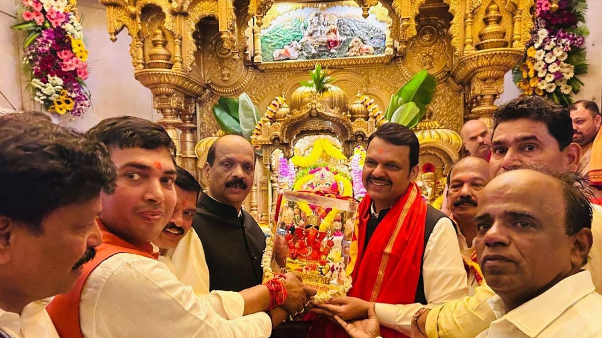 Maharashtra CM Oath Ceremony : शपथविधीआधी देवेंद्र फडणवीस सिद्धीविनायकाच्या चरणी! बाप्पांच्या दर्शनाचे फोटो आले समोर